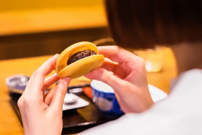 店内の食事風景